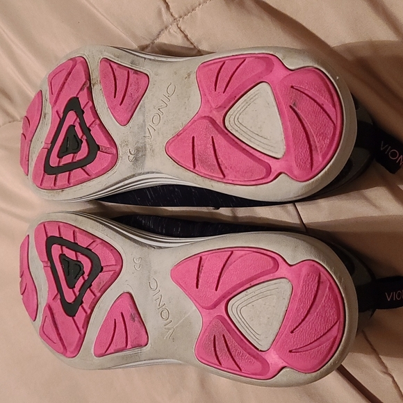 Vionic black sneakers - Picture 3 of 5